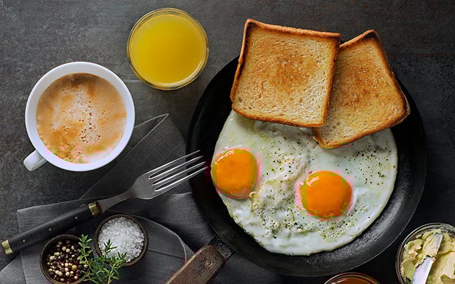 Café ou suco? Descubra qual a bebida perfeita para acompanhar seu pão com ovo no café da manhã