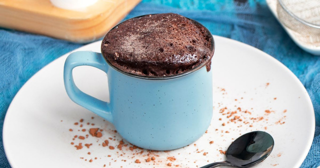 Brownie de caneca é perfeito para quem mora sozinho e quer uma sobremesa individual que fica pronta em poucos minutos!