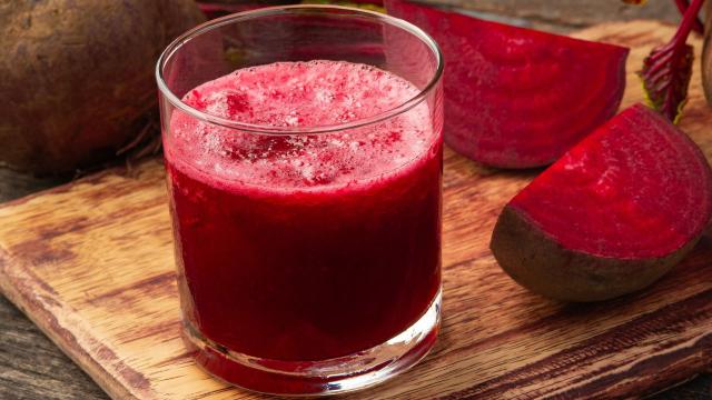 A beleza da cor desse suco de beterraba com laranja é proporcional ao seu sabor. (Créditos: Shutterstock)