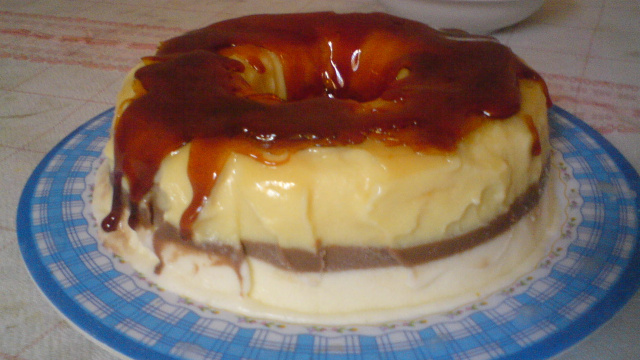 Pudim de sorvete feita com três camadas com calda de caramelo por cima (Créditos: TudoGostoso/Carolina Campelo)