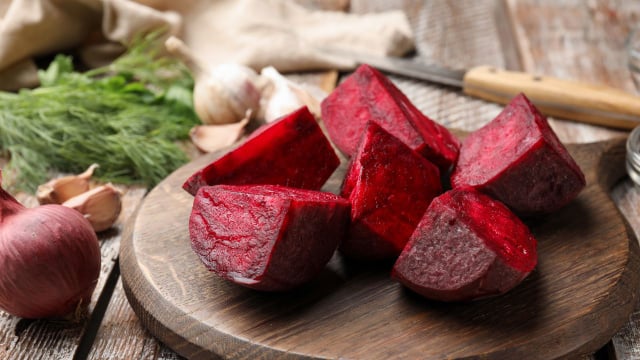 Idealmente, a beterraba deve ser assada no forno ou cozida no vapor (Créditos: Shutterstock)