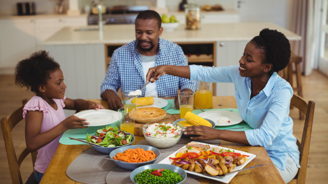 Hábito comum dos brasileiros durante as refeições parece inofensivo, mas pode ter impactos negativos na saúde