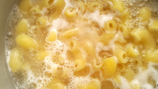 Não é creme de leite: o truque simples (que você faz de graça) deixa o molho do macarrão muito mais cremoso