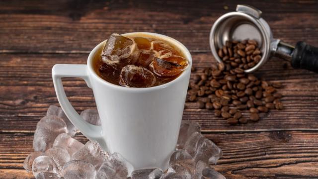 Não tem calor que me faça ficar sem café, essa é a melhor receita geladinha para fazer em casa nos dias quentes