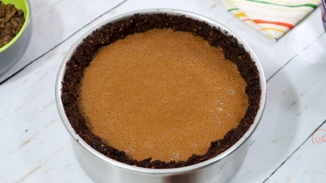 Mousse de chocolate é a última camada da torta. (créditos: reprodução/Youtube Receitas do Will)