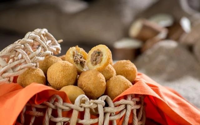 Bolinho de aipim é um petisco típico (Créditos: TudoGostoso)