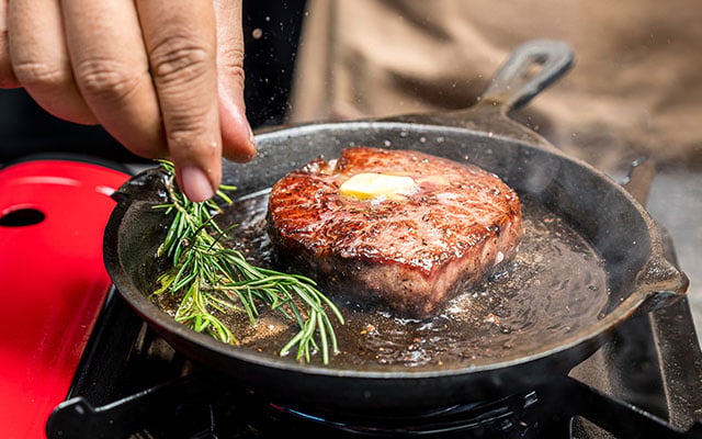 Quer um bife suculento? O TudoGostoso revela quando usar manteiga gelada na frigideira