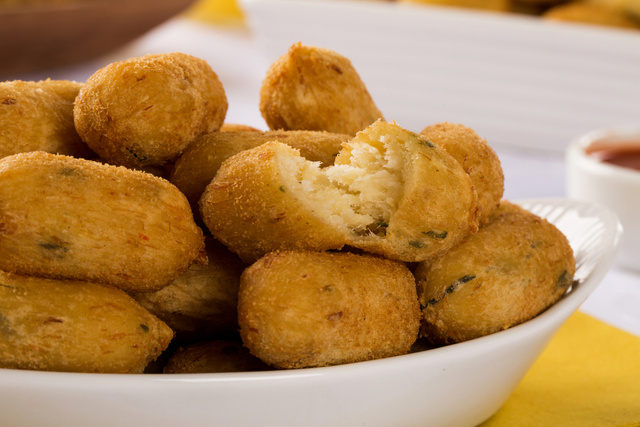Vai fritar bolinho de bacalhau na Páscoa e está com medo do cheiro de fritura? Veja como acabar com o problema com um truque rápido