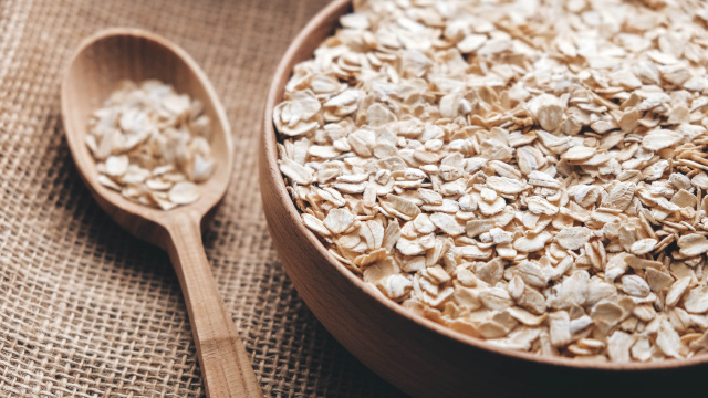 Quais são as propriedades curativas da aveia: regulação do colesterol, melhora do trânsito intestinal e efeito anti-inflamatório?