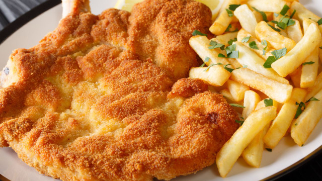 Nem frango, nem boi: bife de porco à milanesa é muito mais gostoso e eu vou te provar com essa receita irresistível