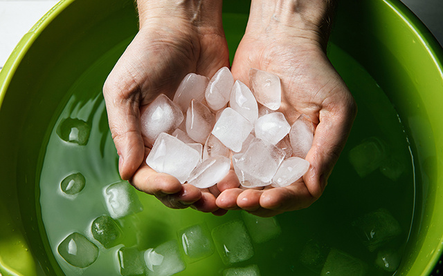 Já anota pro verão: saiba como simples cubos de gelo podem resfriar uma sala inteira sem ar condicionado