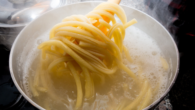 Macarrão no ponto perfeito: a dica simples do chef Alex Atala na hora de escorrer a água do cozimento