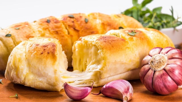 Pão de alho delicioso com bastante queijo (Créditos: Shutterstock)