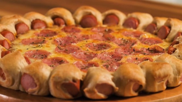 A salsicha vai na borda essa pizza caseira que é sucesso entre crianças e adultos (Créditos: TudoGostoso)