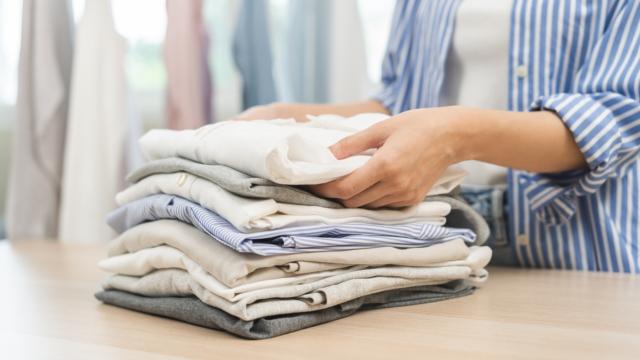 Você já ouviu falar em técnica envelope para dobrar as roupas? Eu faço assim e economizo muito espaço nas gavetas