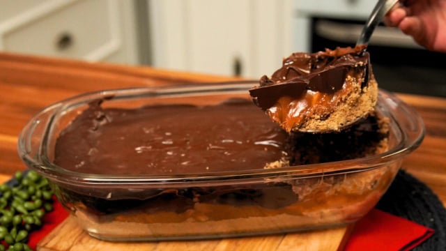 Snickers de travessa: a sobremesa irresistível que parece de confeitaria, mas é muito fácil de fazer