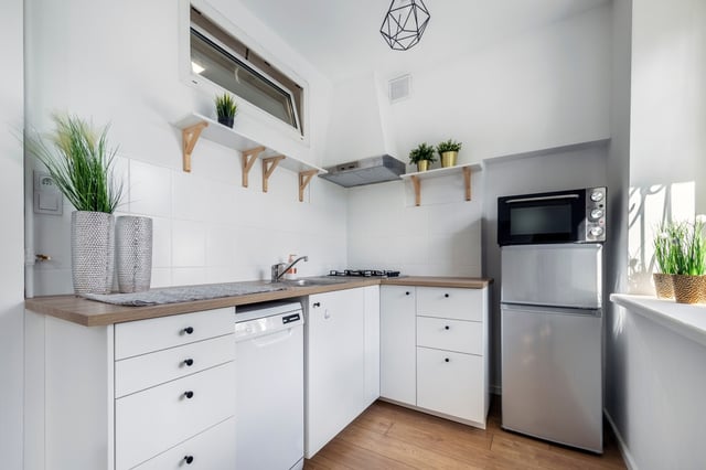 Prateleiras, eletros multifuncionais e ganchos são ótimas opções para espaços pequenos (Foto de Shutterstock)