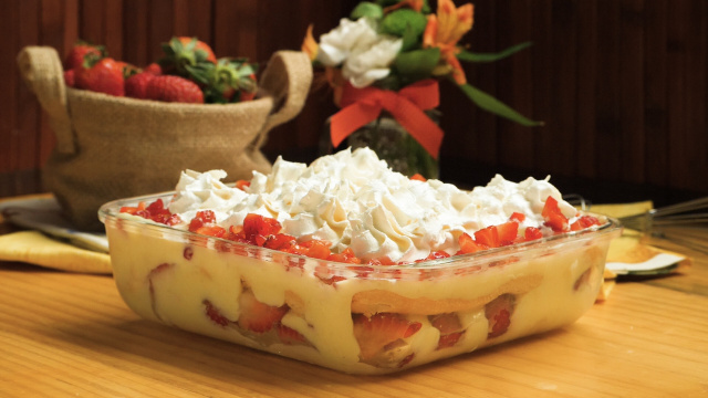 Pavê de morango em travessa decorado com chantilly e morangos picados (Créditos: TudoGostoso)