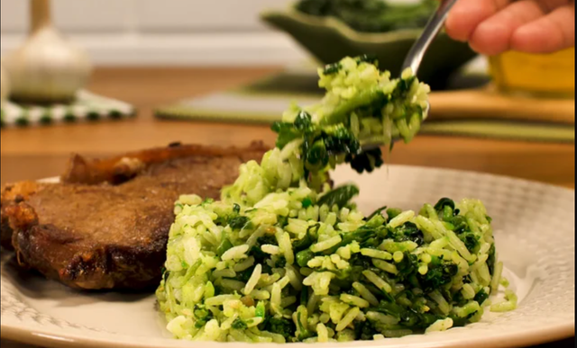 Pouca gente sabe, mas o segredo do arroz de brócolis bem verdinho está em um ingrediente simples que todo mundo tem em casa