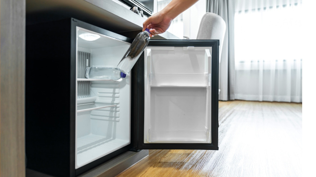 Por que ter um frigobar no quarto é uma ótima ideia? Saiba quais as utilidades deste mini refrigerador