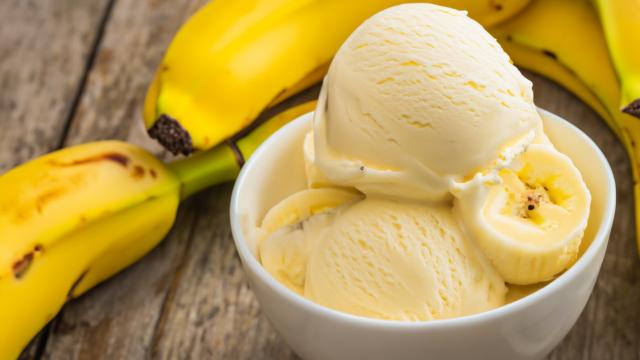 Sorvete de queijo com banana caseiro cremosinho e delicioso: receita proteica é queridinha da minha filha que vive de dieta