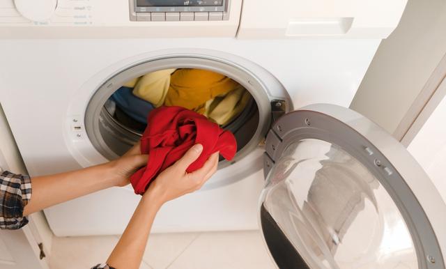 Tá escrito no manual da máquina de lavar, mas ninguém leu: é assim que se coloca a roupa na lavadora