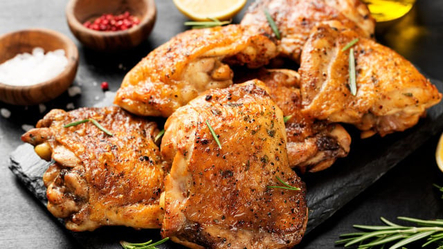 Frango com a pele crocante: aprenda como fazer (Créditos: Canva)