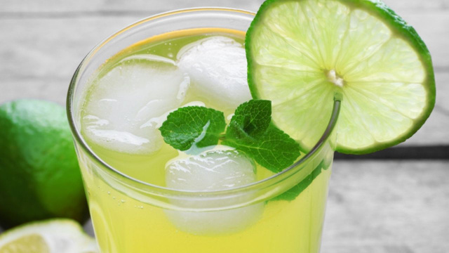 Limonada suíça em copo com cubos de gelo, hortelã e rodela de limão (Créditos: TudoGostoso)