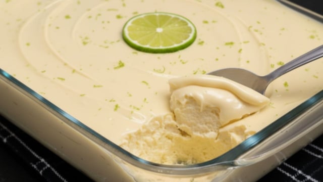 Nem pavê, nem pudim: o bombom de limão na travessa é a sobremesa refrescante que você precisa fazer na ceia este ano