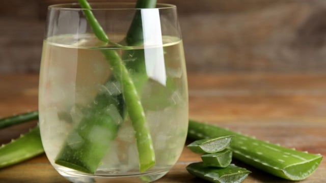 Suco de babosa com sabor fresquinho e suave em copo de vidro (Créditos: Shutterstock)
