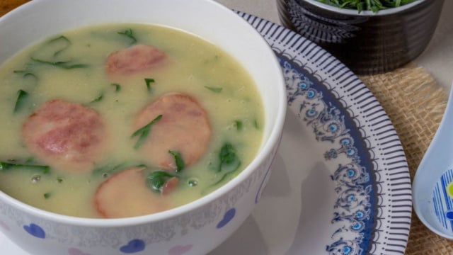 O caldo verde de aipim fica tão bom quanto o feito com batatas! (Créditos: TudoGostoso)