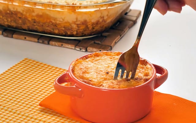 Escondidinho de frango cremoso e gratinado, a receita simples de forno que é perfeita para o almoço em família