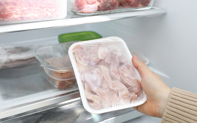 Aprendi como descongelar frango rapidamente (inteiro e em pedaços) com especialistas em segurança alimentar