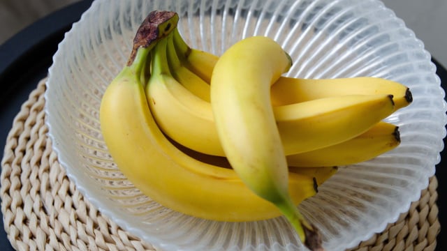 Ao inserir a banana na dieta, é importante controlar a quantidade e associá-la a outros alimentos ricos em proteínas e gorduras boas (Créditos: Shutterstock)
