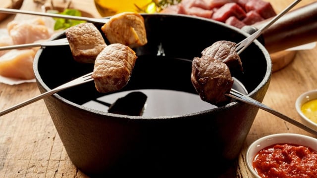 Fondue de carne suculenta cozida rapidamente na panela de fondue (Créditos: TudoGostoso)