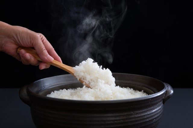Você pode estar lavando o arroz do jeito errado: entenda quando isso ajuda e quando atrapalha a receita