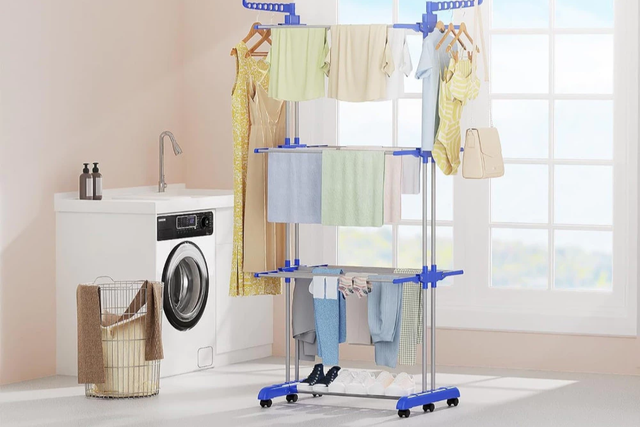 Varal vertical dobrável que seca muitas peças sem ocupar chão (Divulgação: Shopee).