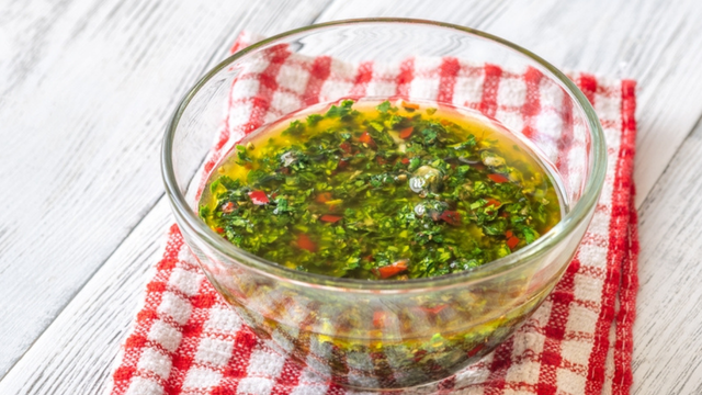 O segredo da marinada perfeita: como fazer o tradicional molho chimichurri para turbinar suas receitas