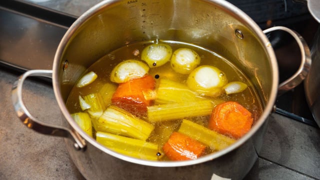 Como fazer um bom caldo de legumes? Para que ele fique rico e saboroso você precisa tostar os ingredientes antes de levar para a panela