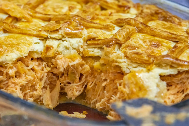 Empadão de frango cremoso na travessa: massa de 3 ingredientes e textura que derrete na boca