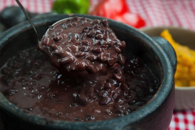 Feijão simples, fácil de fazer e muito delicioso para um almoço ou jantar bem saboroso