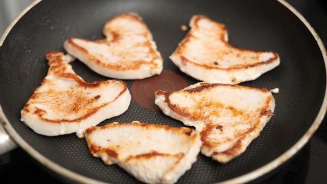 12 erros que você faz na hora de grelhar peito de frango que deixam seco e esturricado