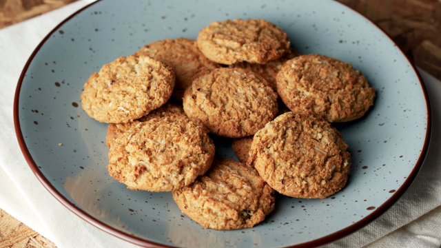Esse biscoitinho sem açúcar de banana e aveia está salvando a minha dieta, faço uma fornada por semana e rende muito (receita fácil!)