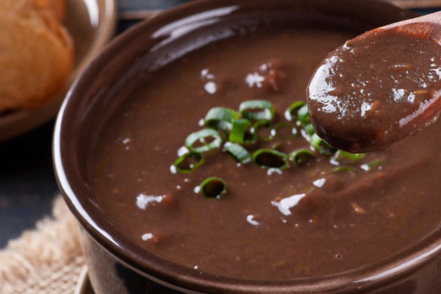 Caldinho de feijão suculento: esse passo no preparo é essencial para um prato digno de chef