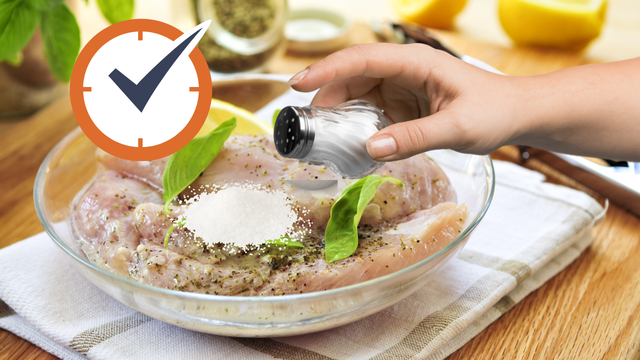 É impressionante o poder do sal no preparo e suculência do frango: faça isso 12 horas antes e veja a mágica acontecer