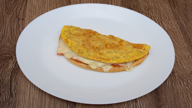 A panqueca salgada de aveia que como todos os dias no café da manhã ou no lanche: fácil de fazer e rica em proteína