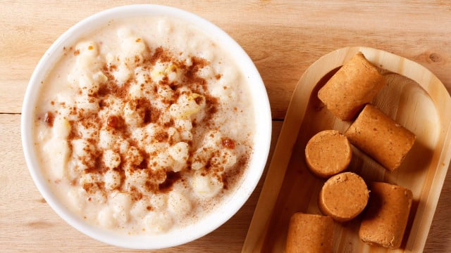 Se quiser ainda mais sabor, adicione paçoquinha à canjica pronta (Créditos: Shutterstock)