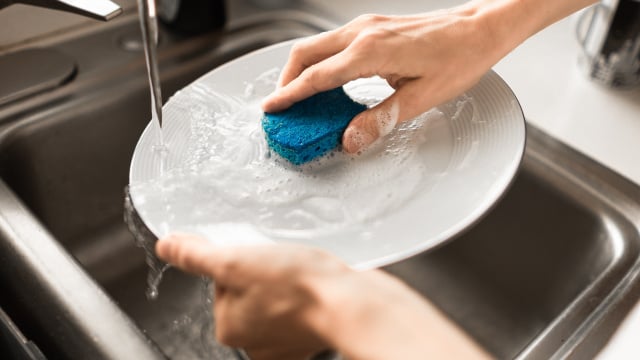 Usar esse truque do jeito certo é muito importante para evitar danos aos seus utensílios (Créditos: Shutterstock)
