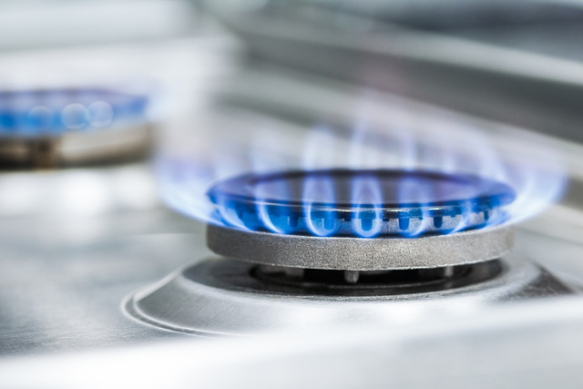 Mora sozinho e ainda não tem fogão? Essa opção bem mais barata pode ser a solução para você