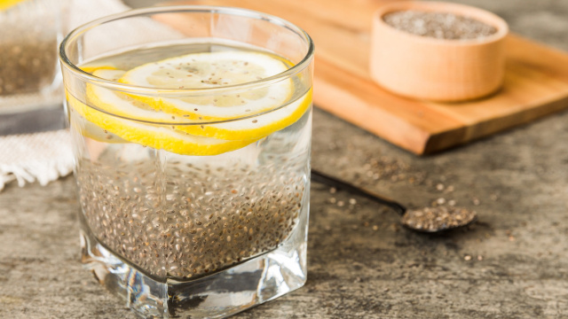 Essa bebida ficou famosa nas redes sociais por ser simples de fazer e oferecer muitos benefícios (Créditos: Shutterstock)